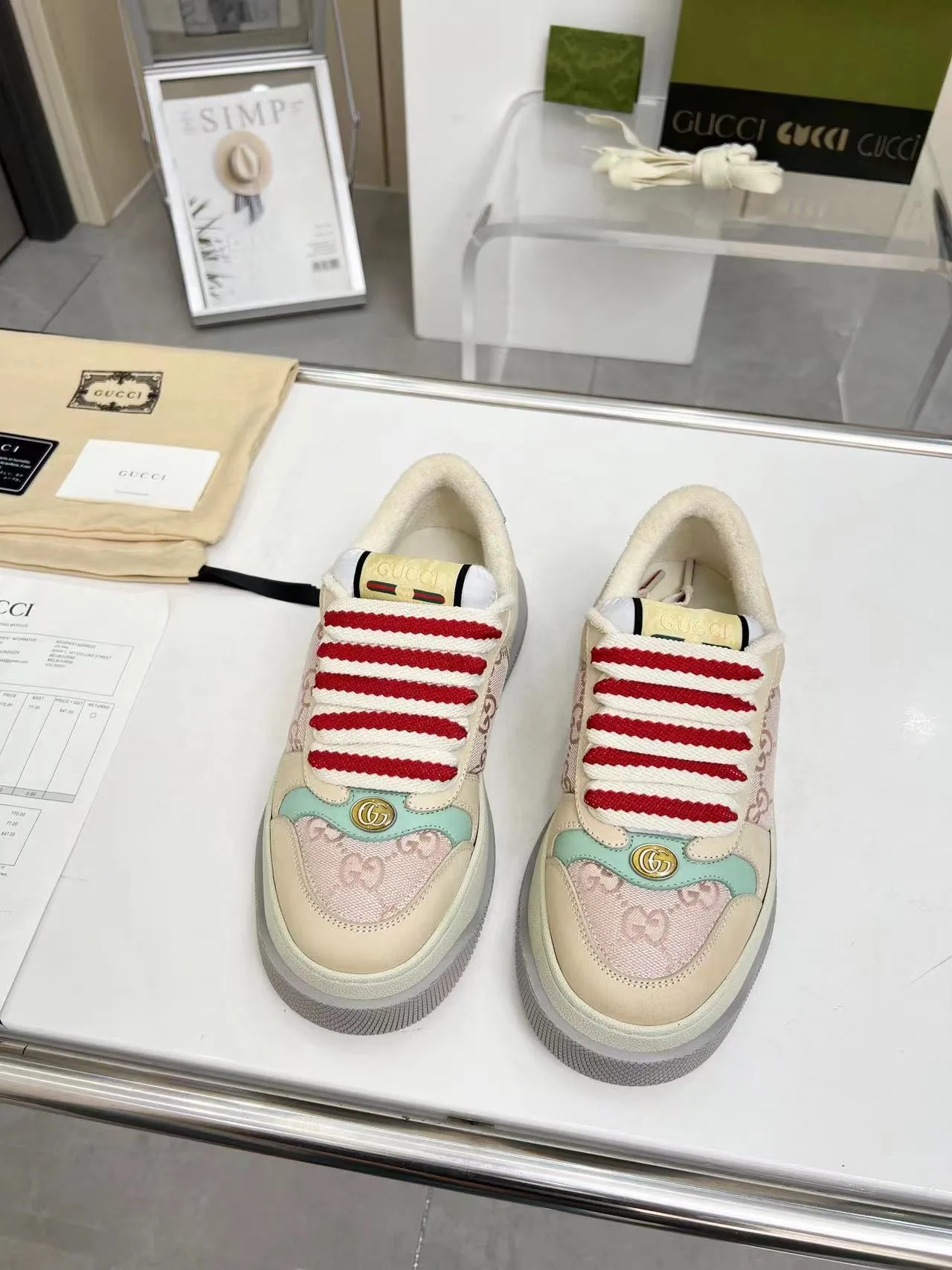 👟👟Ex-factory price 520👟👟 Women's Shoes Women's Clothes Women's Shoes Women's Clothes Gucci New Screener Series Couple Style Fatty Bread Shoes Little Dirty Shoes Fatty Double G Casual Sports Shoes Original Purchase Develop Original Purchase Develop The Screener series of sneakers are inspired by classic sneakers from the 1970s, named after the defensive action in sports. They are decorated with striped webbing on the side and embellished with retro Gucci logos. These sneakers are made of GG canvas. Purple leather details add depth to the piece with sharp contrast, and the details are fuller. Exquisite packaging at the delivery counter Fabric: Original imported cowhide + double G fabric Lining: Original customized breathable towel velvet Sole: Original molded T👟👟 Factory price U outsole Sole thickness: 6CM Size: Women's 35-40 / Men's 39-45